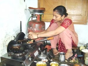 meenu-prepares-a-curry