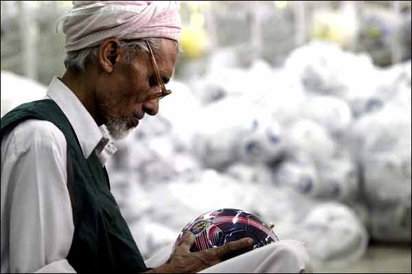 The Fair Trade Footballs of Pakistan | Deinayurveda.net