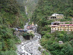 Yamunotri_temple_and_ashram