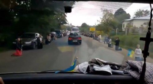 Eine Wagenkolonne bringt die Toten aus der Ostukraine in ihre...